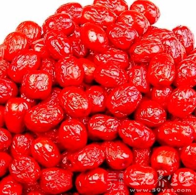 红枣富含铁质，可帮助造血功能
