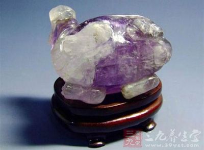 天然水晶洞具有放射与接收磁场的能量，可以在阳台放一个紫水晶