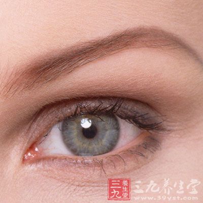 眼部周围的皮肤是所有皮肤中最薄、最为娇嫩、也容易缺水和干燥的区域