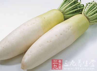白萝卜是一种常见的蔬菜，生食熟食均可，其味略带辛辣味