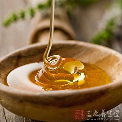 蜂蜜，它含有葡萄糖、果糖、有机酸、酵母多种维生素和微量元素等营养成分，能对胃粘膜的溃疡面起到保护作用
