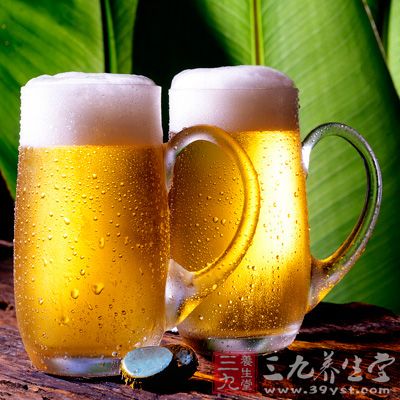 适当饮用啤酒能明显促进排尿功能