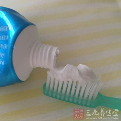牙膏的使用能对保护牙齿起到一定的辅助作用