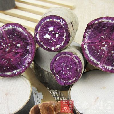 紫薯，薯肉呈紫色至深紫色。它除了具有普通红薯的营养成分外，还富含硒元素和花青素