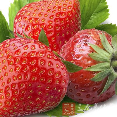 草莓中含有天冬氨酸，可以自然平和的清除体内的重金属离子