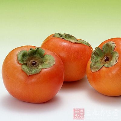 连续生吃生柿子，每天服用两三个，能够有效的达到止血的目的