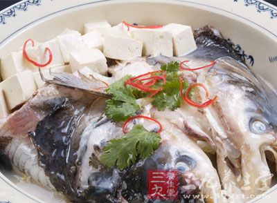 鱼头豆腐菌菇煲