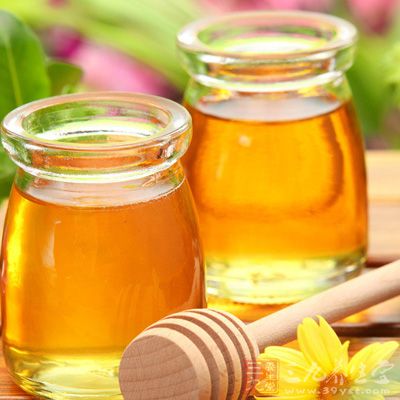 蜂蜜中含有丰富的维生素、矿物质和酵素类物质