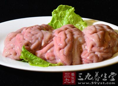 猪脑不仅肉质细腻，鲜嫩可口，而且含钙、磷、铁比猪肉多
