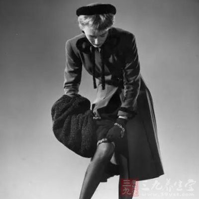 1946年的丝袜广告，黑色丝袜已经可以搭配大衣、冬帽和皮草，不只是睡衣了