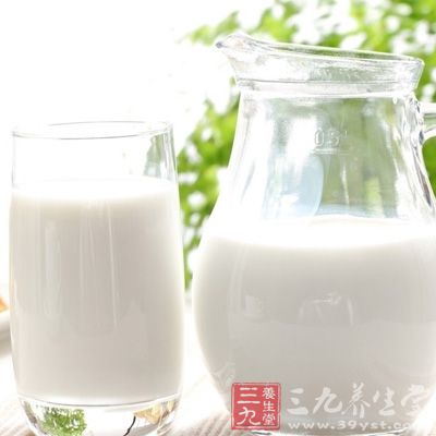 牛奶是常见的美容佳品，对美白，湿润具有一定的作用