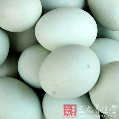 鸭蛋除了蛋白质、维生素含量略少于鸡蛋外，其营养成分有的还大大超过鸡蛋