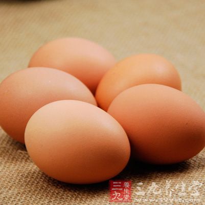 鸡蛋清所含的高分子蛋白质会变成低分子氨基酸
