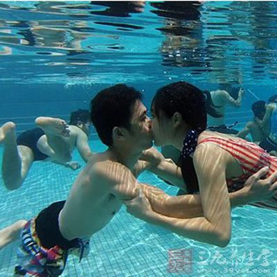 “国际水下接吻大赛”　在意大利度假胜地瑞吉欧举行