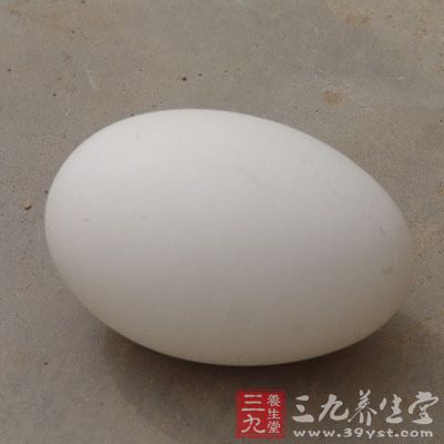 鹅蛋中含有大量的卵磷脂，其对促进大脑及神经组织的发育起着重大的作用