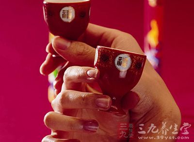 交杯酒，是我国汉族婚礼程序中的一个传统仪式