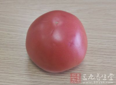 新鲜的番茄一个