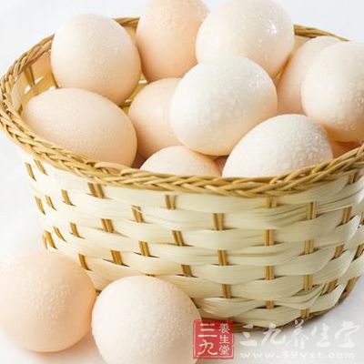 用鸡蛋冲豆奶。鸡蛋与豆奶搭配后，鸡蛋中的黏液性蛋白易与豆奶中的夷蛋白酶亲近结合，产生一种根本不能吸收的物质。