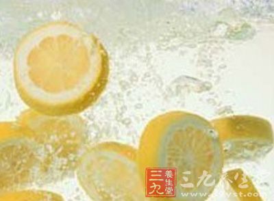 柠檬水中含有大量柠檬酸盐，能够抑制钙盐结晶，从而阻止肾结石形成，甚至可以使部分慢性肾结石患者的结石减少、变少。