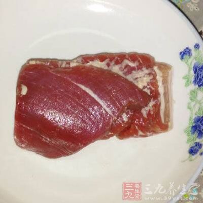 黄鳝250克，精猪肉60克