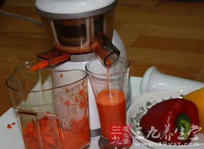 将胡萝卜切成适当大小，放入果菜榨汁机或搅拌机中。
