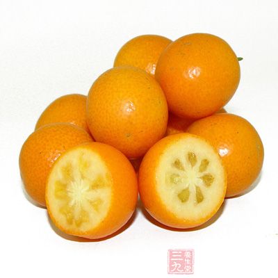 金橘皮营养丰富，含维生素C及钙，有消除喉咙发炎的作用