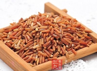 红米含有丰富的淀粉与植物蛋白质