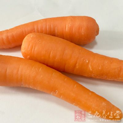 胡萝卜里面所含大量的维生素E，对人的眼睛是特别好
