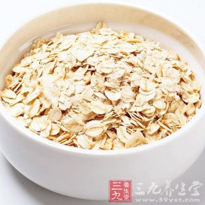 燕麦中含有多种酶，不但能抑制老年斑的形成，而且能延缓人体细胞的衰老