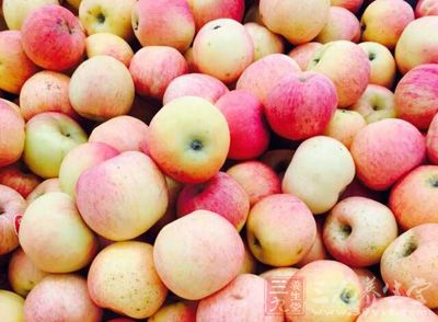 苹果含有丰富的果胶，能够吸附胃道内的铅