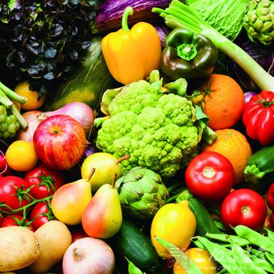 平常应多吃富含维生素A、维生素C、维生素E的食品，如新鲜蔬菜、胡萝卜、西红柿、水果，以利于病情的缓解
