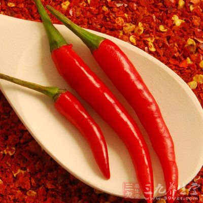 辣椒会刺激消化道，泌尿道充血，容易引发便秘