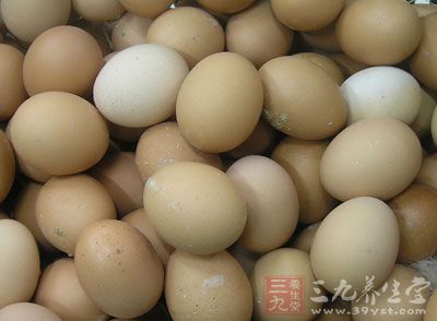 多吃鸡蛋使机体热量增高，加剧发烧症状