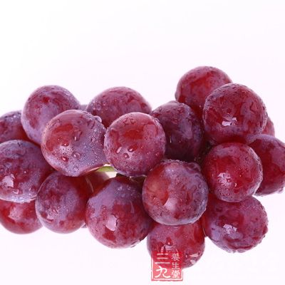 葡萄中所含的多酚可保护肌肤，令肌肤再生，使肌肤更有弹性