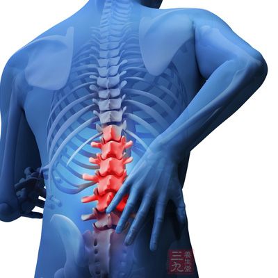 突然的腰部负荷增加，尤其是快速转腰加弯腰动作，会导致椎间盘承受巨大扭转力