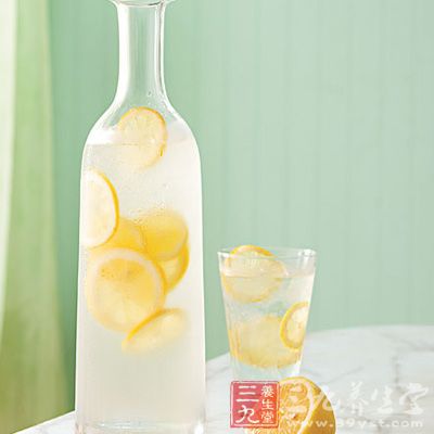 柠檬水中含有大量柠檬酸盐，能够抑制钙盐结晶，从而阻止肾结石形成