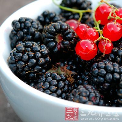 黑莓是微量元素锰的极佳食物来源