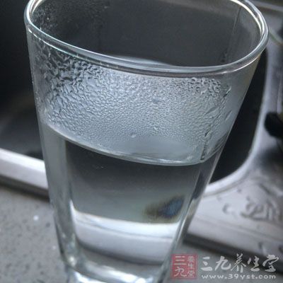 多饮水有利于排尿和发汗，使体内的毒素和热量尽快排出