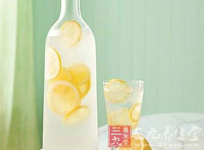 柠檬水可以解渴且冲淡想吃东西的欲望