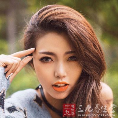 “各种zhuang”小姐常有两个极端趋势：清汤寡面扮萝莉装纯，或者“浓墨重彩”妆成雷帝嘎嘎。