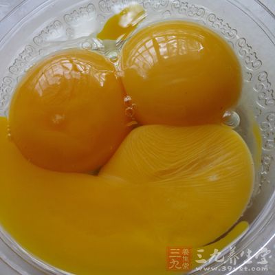 蛋黄油，顾名思义就是从蛋黄中提取出来的油脂