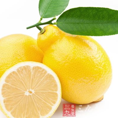 柠檬是水果中的美容佳品，因为它含有丰富的维他命C和钙质
