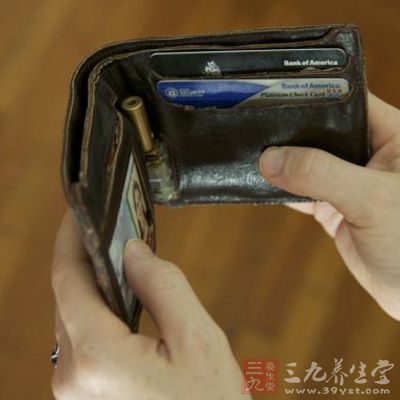 挑一个大小适中、干净整齐的钱包放钱