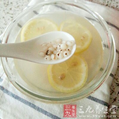 柠檬薏米水可以美白肌肤、利水消肿