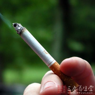 吸烟可引起全身性的动脉硬化，尤其是香烟中的尼古丁进入血液