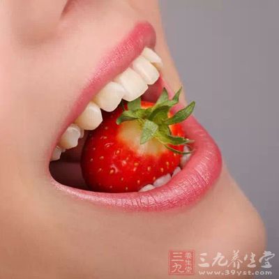 吃水果的时候嘴型很性感，会让人想要亲一下