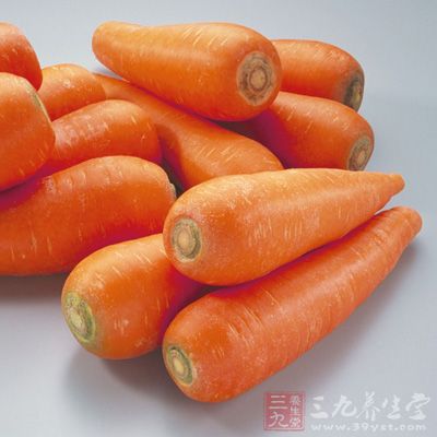 常吃胡萝卜能增强抵抗力，能健脾消食、补肝明目、降气止咳