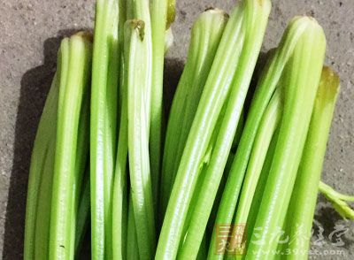 芹菜是常用蔬菜之一，既可热炒，又能凉拌