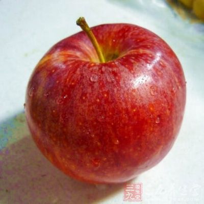 细嚼慢咽一个苹果，可以清除附着在牙齿表面的食物残渣，防止口臭