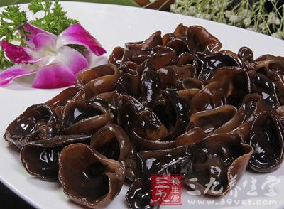 黑木耳是一种味道鲜美、营养丰富的食用菌，是受人们欢迎的食物之一，它也具备美容养颜的功效。